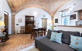 La Bottega, Holiday House